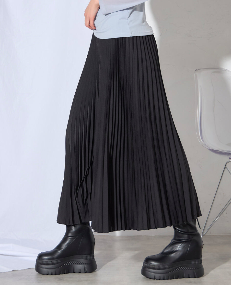 プリーツのワイドパンツ
