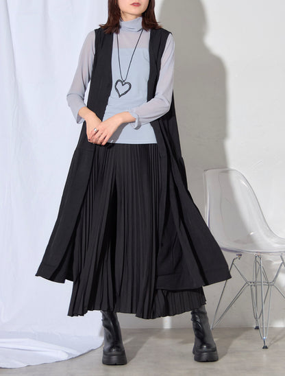 プリーツのワイドパンツ