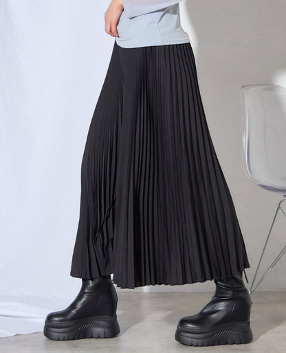 プリーツのワイドパンツ