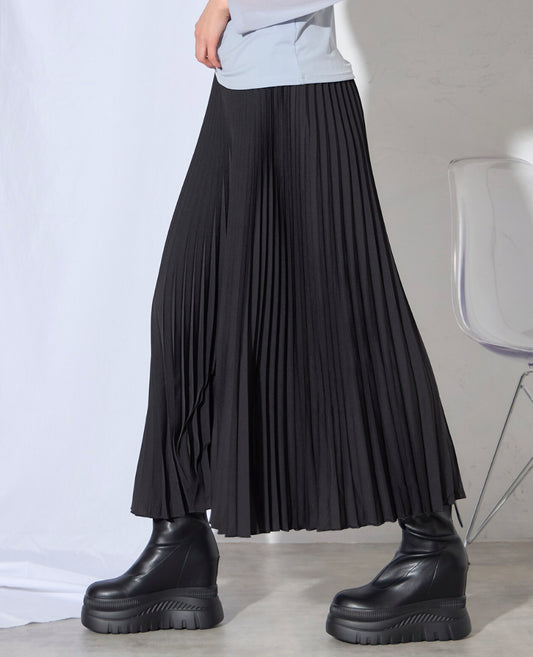 プリーツのワイドパンツ